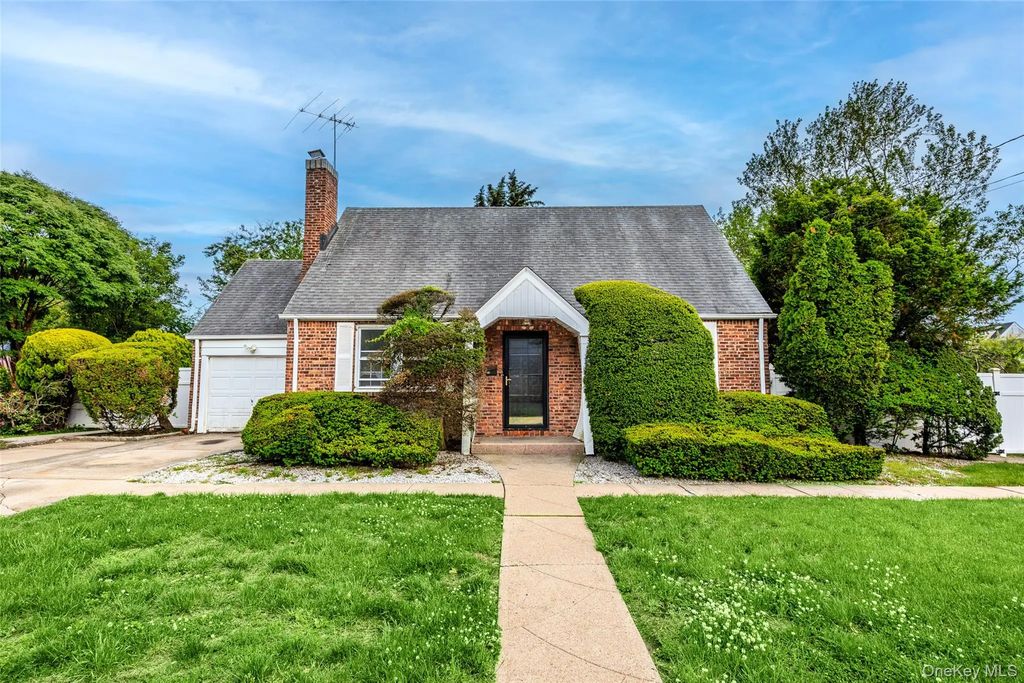 674 Henry Street, Uniondale