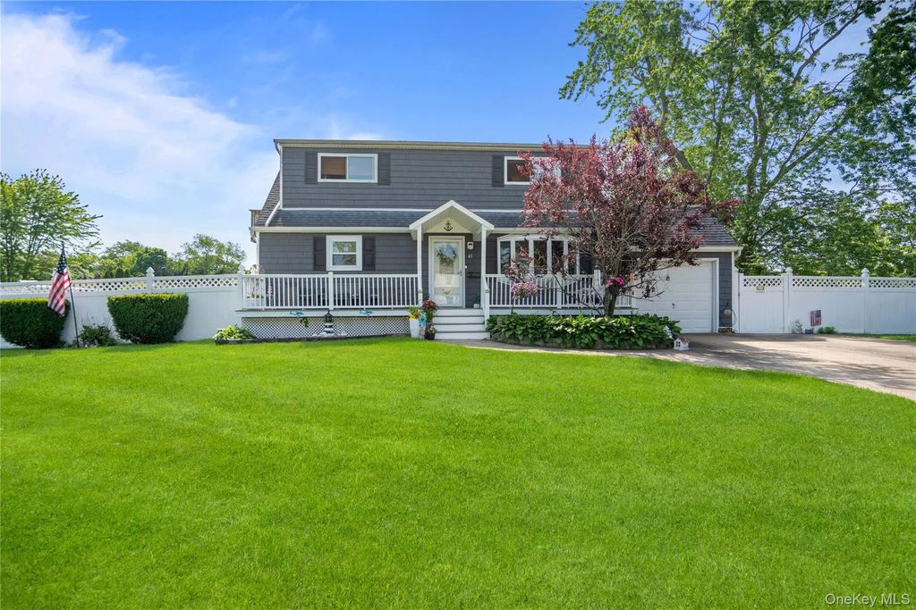 43 Woods Lane, Centereach