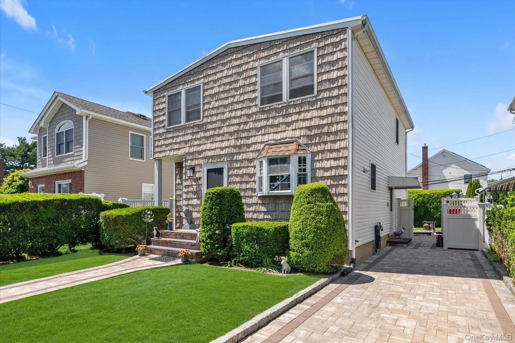 206 Arlington Street, Mineola