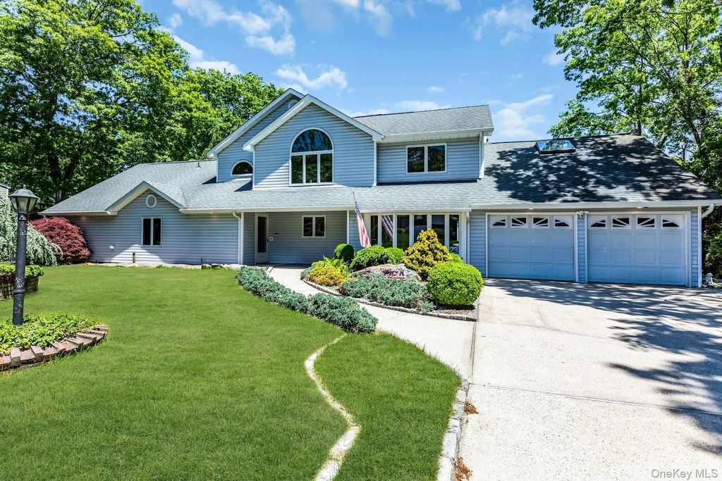 23 Campus Lane, Ronkonkoma