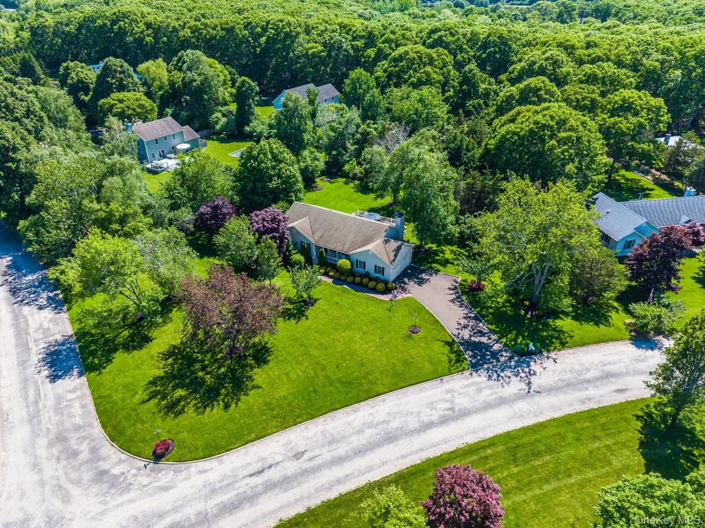 575 Willow Drive, East Marion