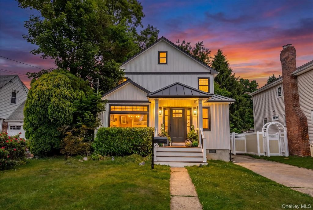 246 Oak Street, Bellmore