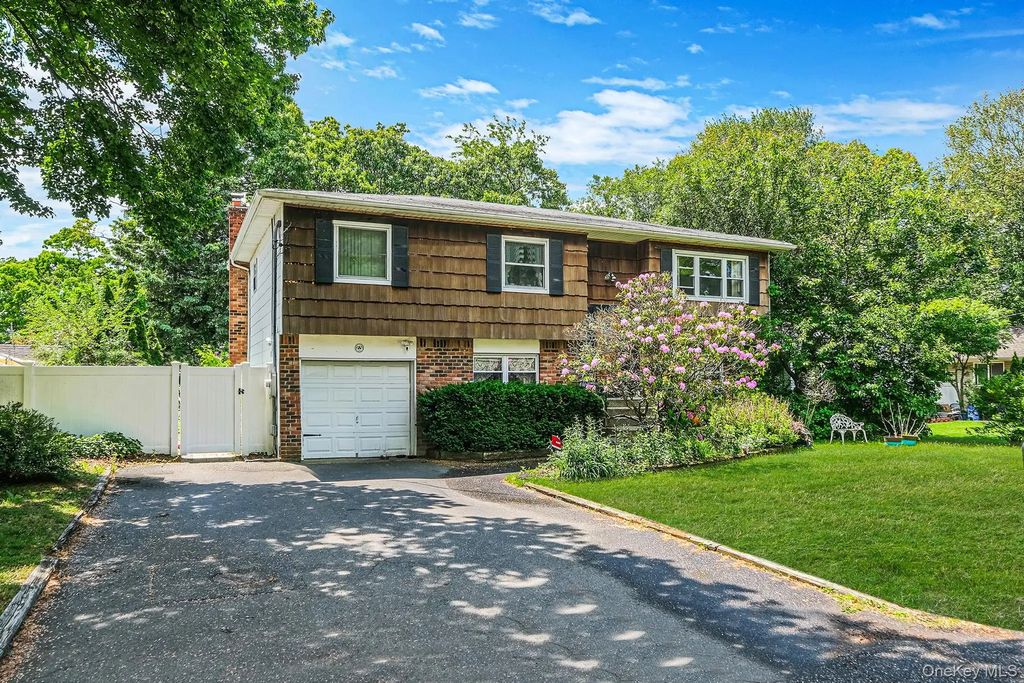 4 Dogwood Avenue, Farmingville