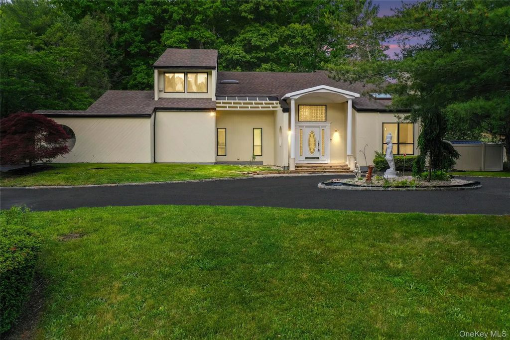 126 Bagatelle Road, Dix Hills