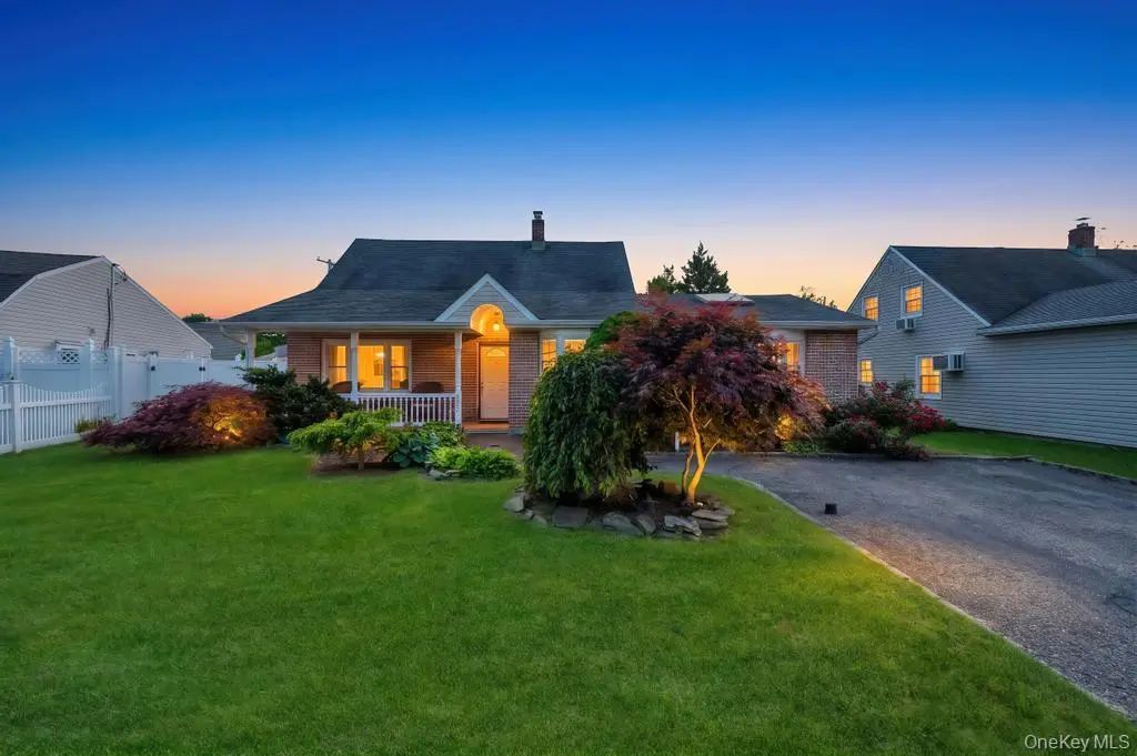 156 Shelter Lane, Levittown