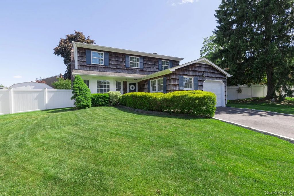 29 Beaumont Lane, Lake Grove