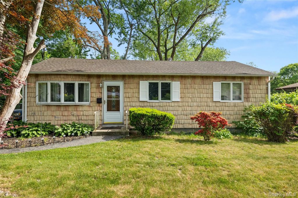 70 E Lakeland Street, Bay Shore
