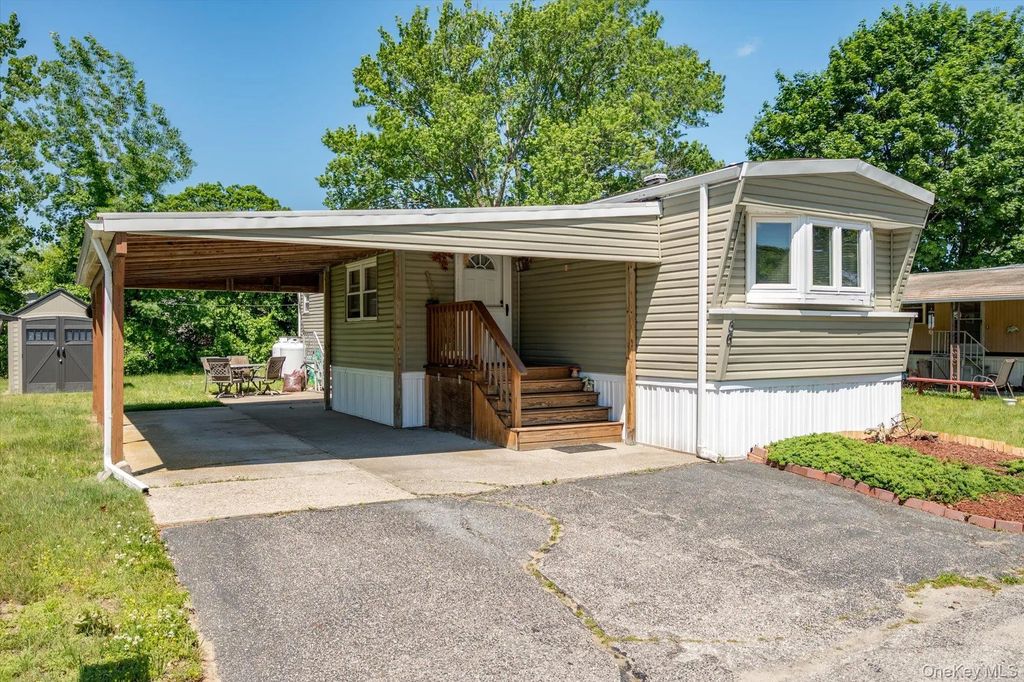 66 Minuteman Drive, Bohemia
