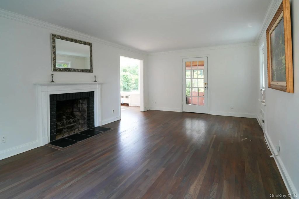 10 Ridge Road, East Williston