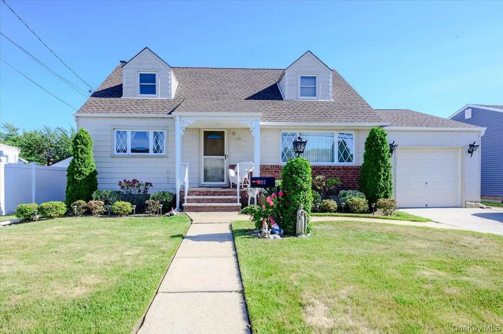206 Iowa Avenue, Massapequa