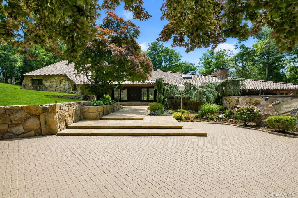 17 Forest Drive, Sands Point