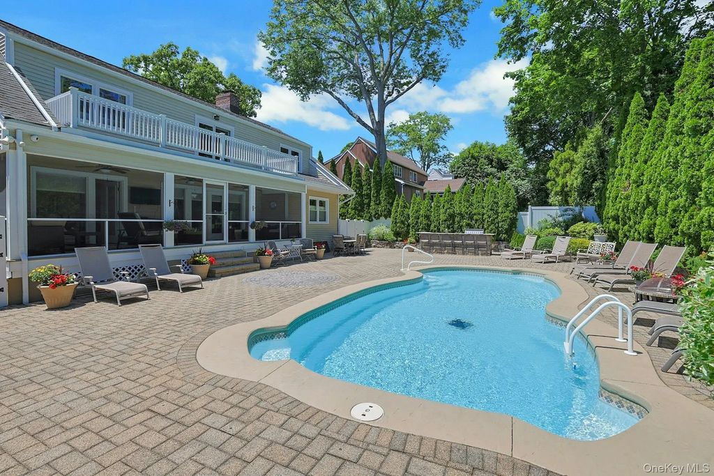 21 Soundview Drive, Eastchester