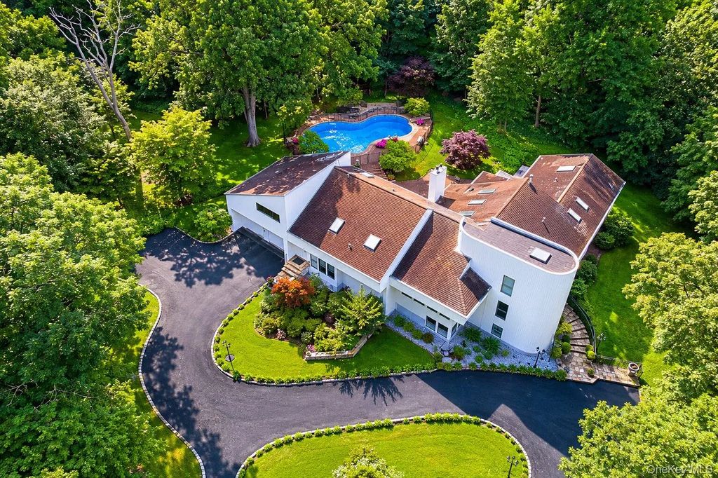 4 Stoneridge Court, Syosset
