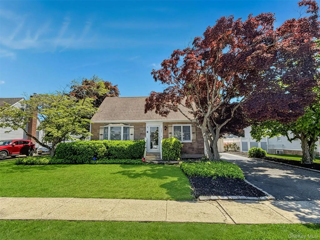 3584 Condor Road, Levittown