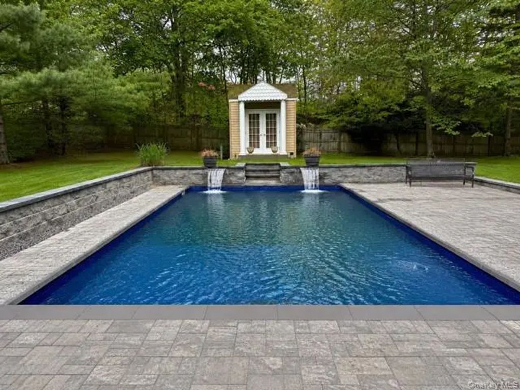 40 Timberpoint Drive, Northport