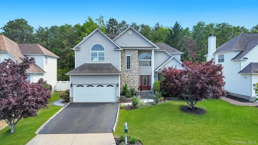 33 Peachtree Court, Holtsville