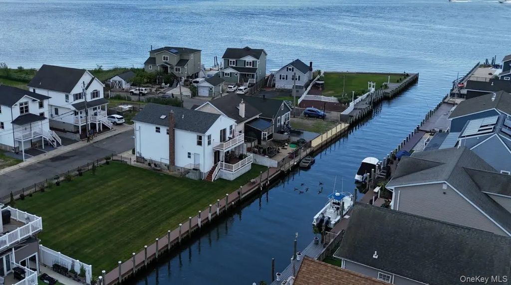 913 Arctic Street, Lindenhurst