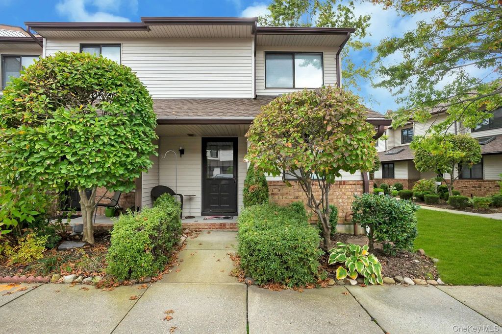 65 Cottonwood Court, Wantagh