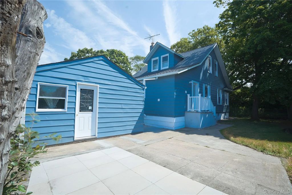 144 Carleton Avenue, Islip Terrace