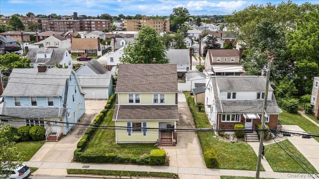 205 Roslyn Road, Mineola