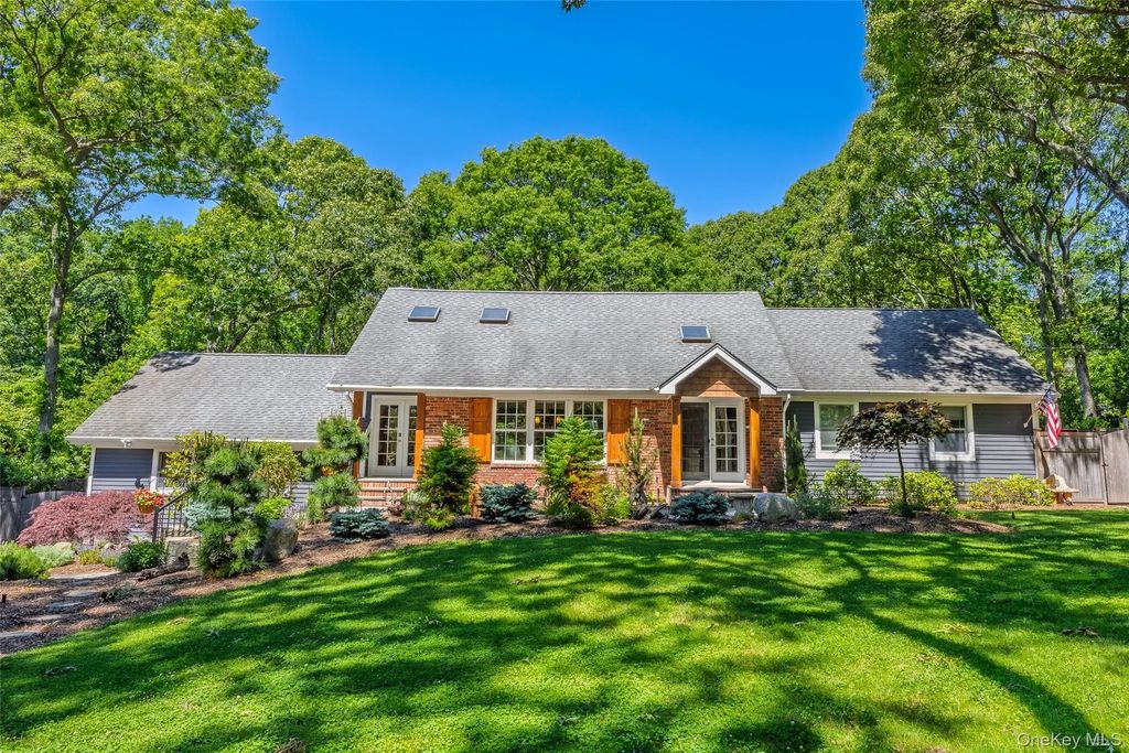 14 Locust Avenue, East Setauket