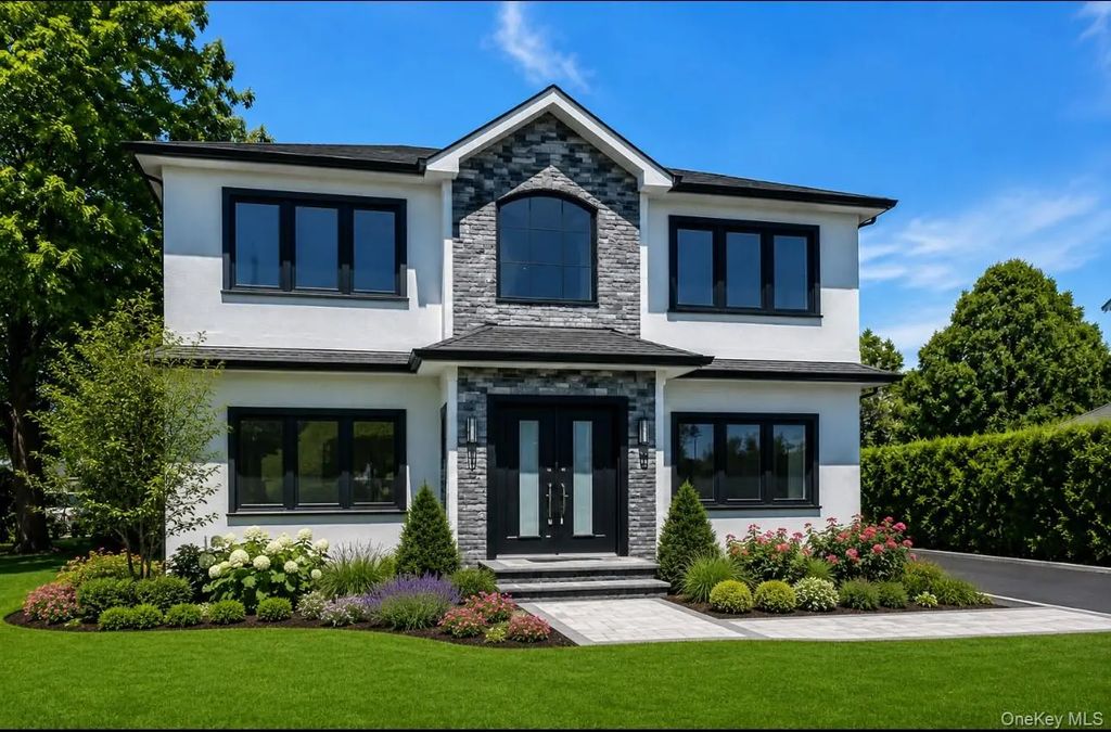 118 W Cherry Street, Hicksville
