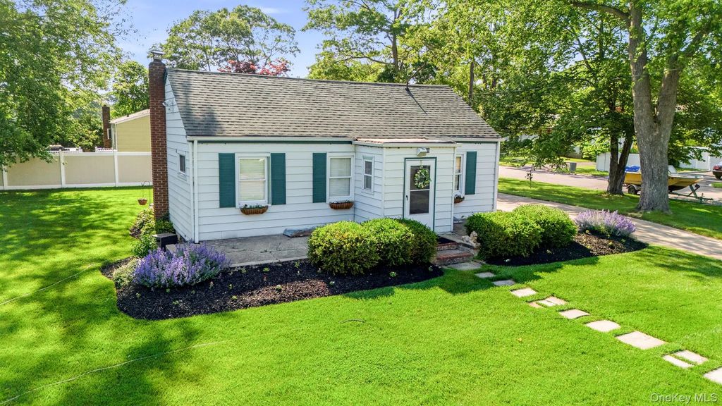 76 Hanrahan Avenue, Farmingville