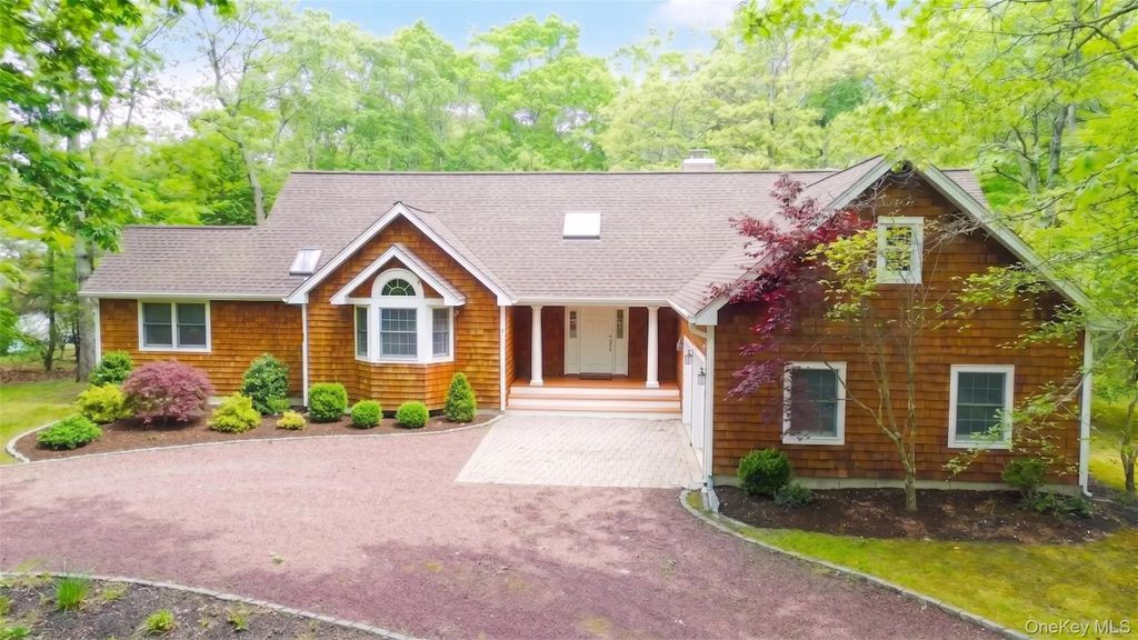 33 Windwood Court, Westhampton