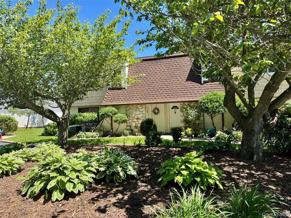 71 Pointe Circle S # 71, Coram