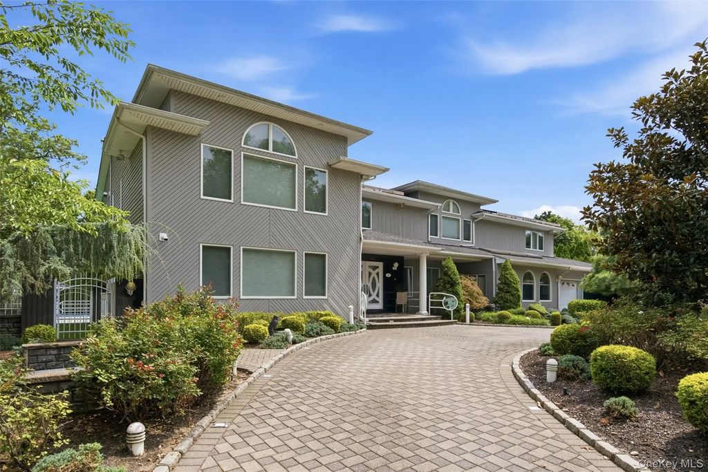 75 Shoreham Drive E, Dix Hills
