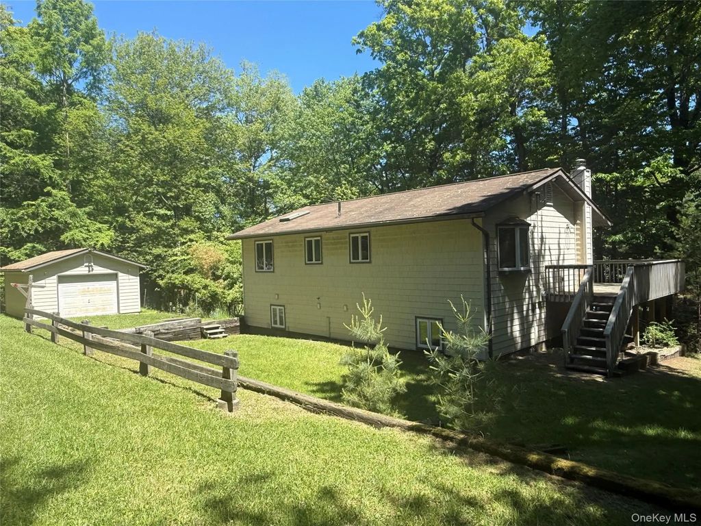 16 Fairway Drive, Highland Lake