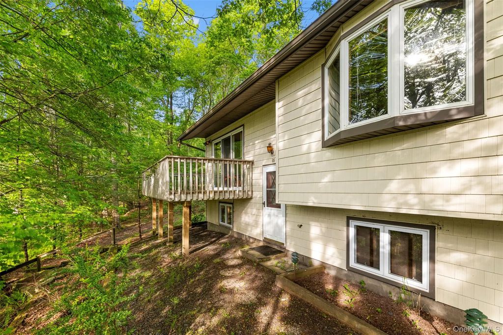 16 Fairway Drive, Highland Lake