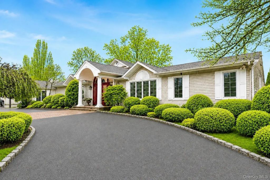 20 Astro Place, Dix Hills