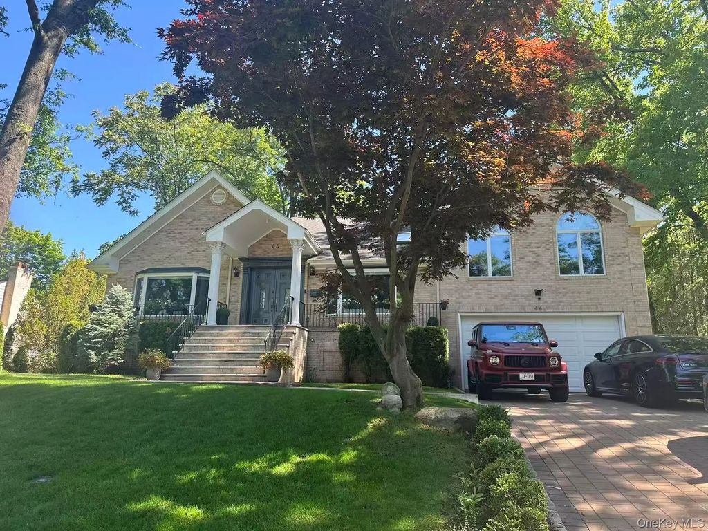 44 Old Field Lane, Great Neck