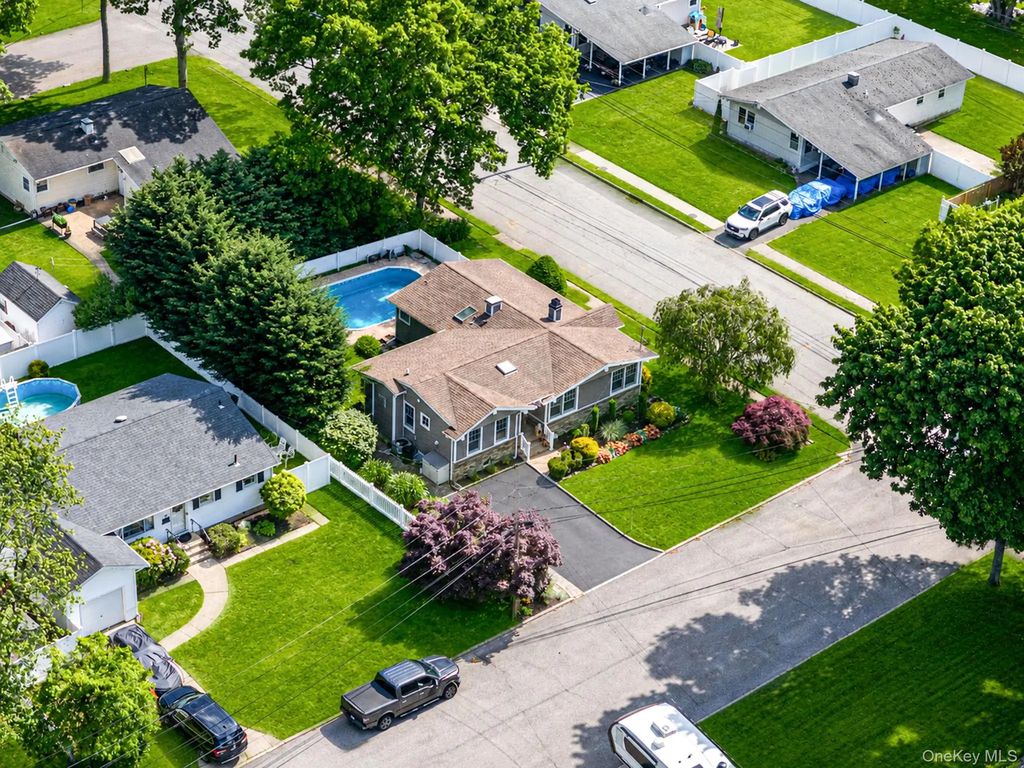 2 Pueblo Court, Sayville