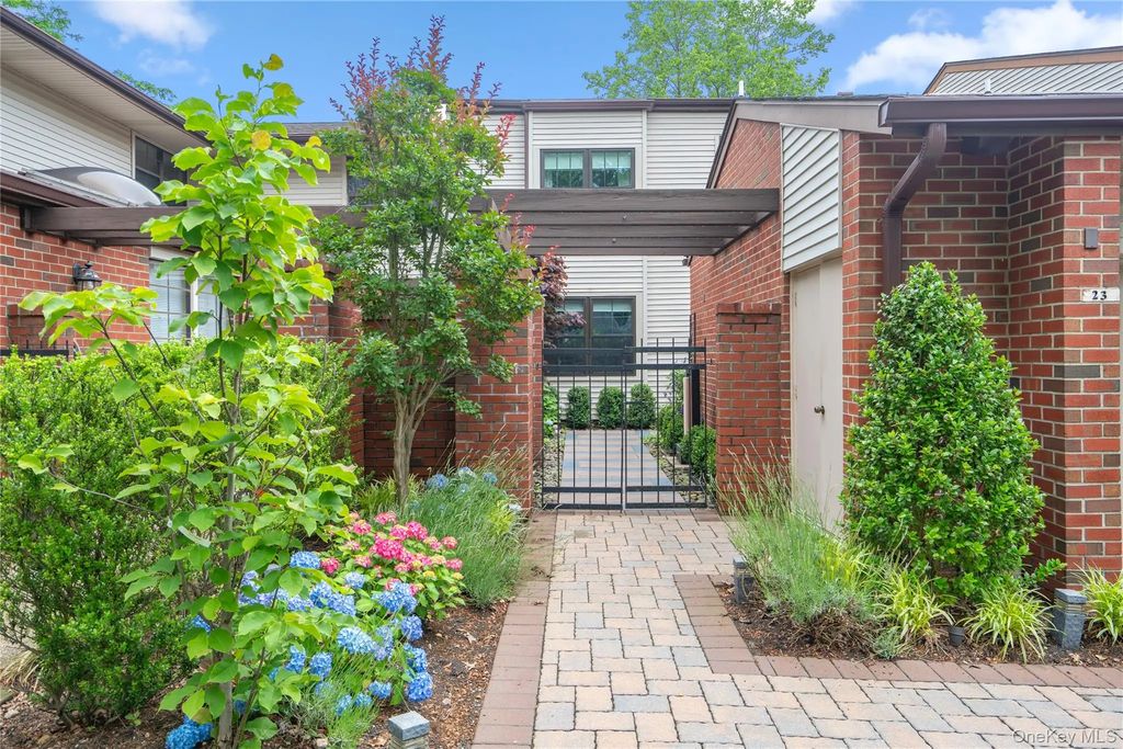 23 Estates Terrace N, Manhasset