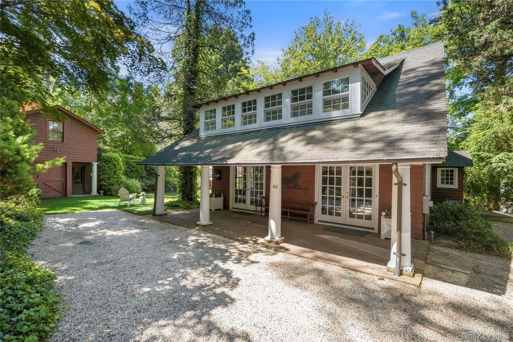 42 Hillcrest Avenue, Roslyn
