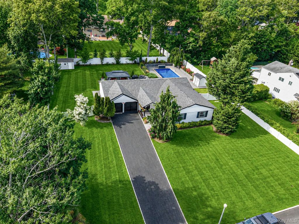 11 Gallatin Drive, Dix Hills