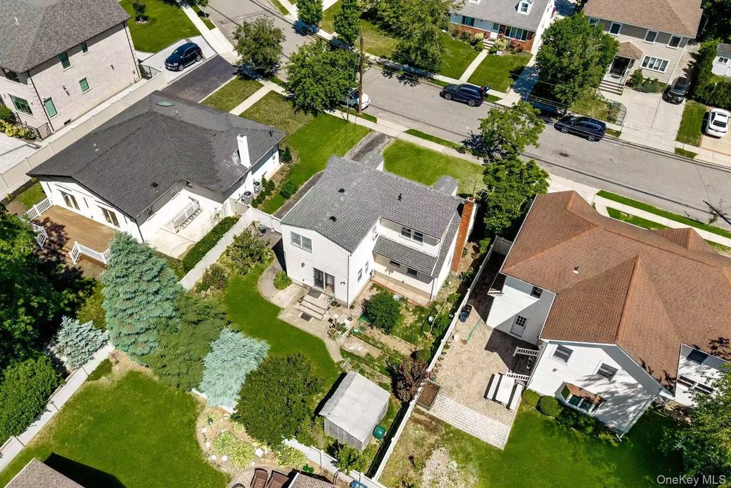 103 Nassau Drive, Albertson