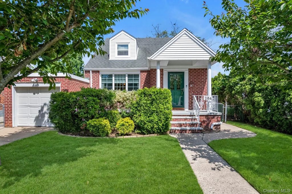 284 Whitehall Road, Garden City