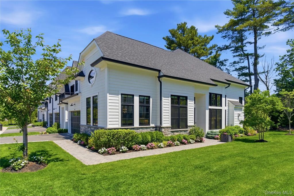 102 Three Ponds Lane E, Woodbury