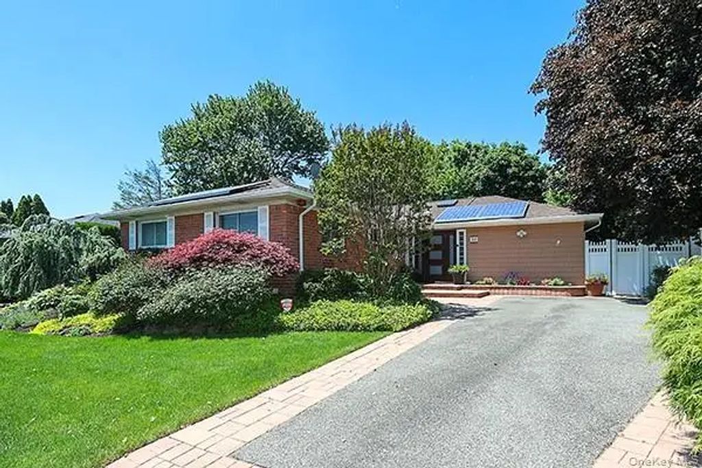 32 Randy Lane, Plainview