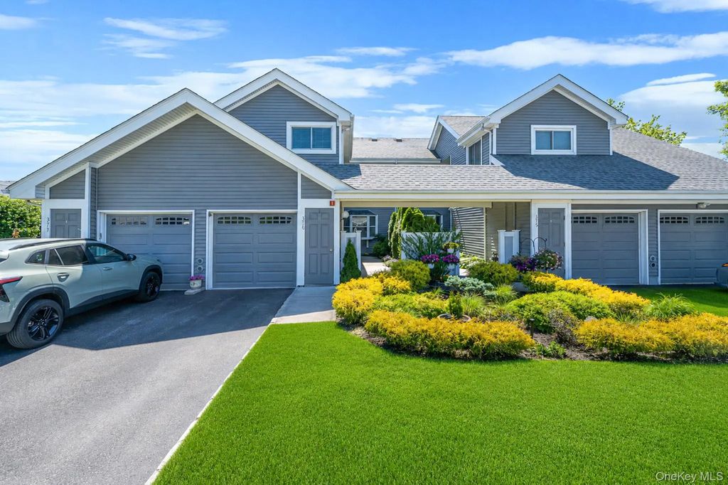 376 Quarry Pond Court, Moriches