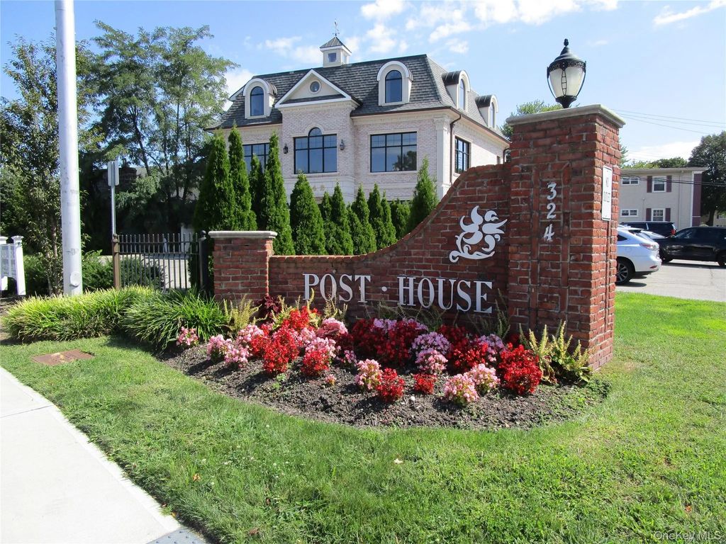 324 Post Avenue # 1g, Westbury