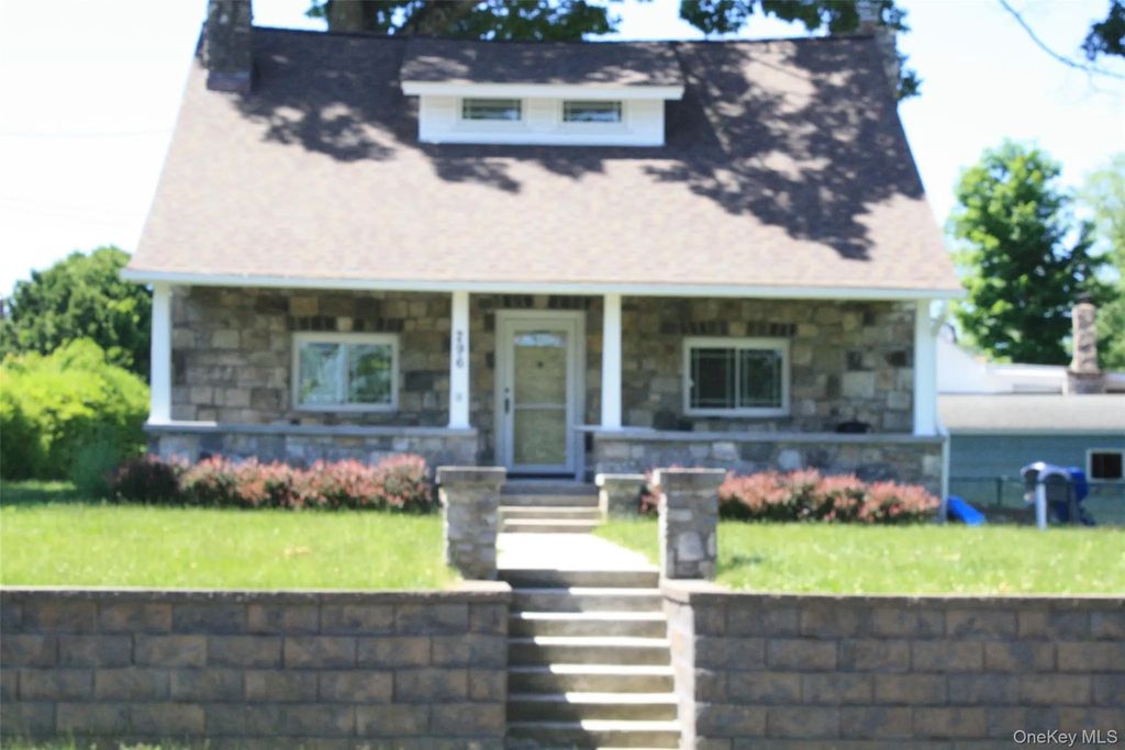 296 Lakeshore Drive E, Carmel