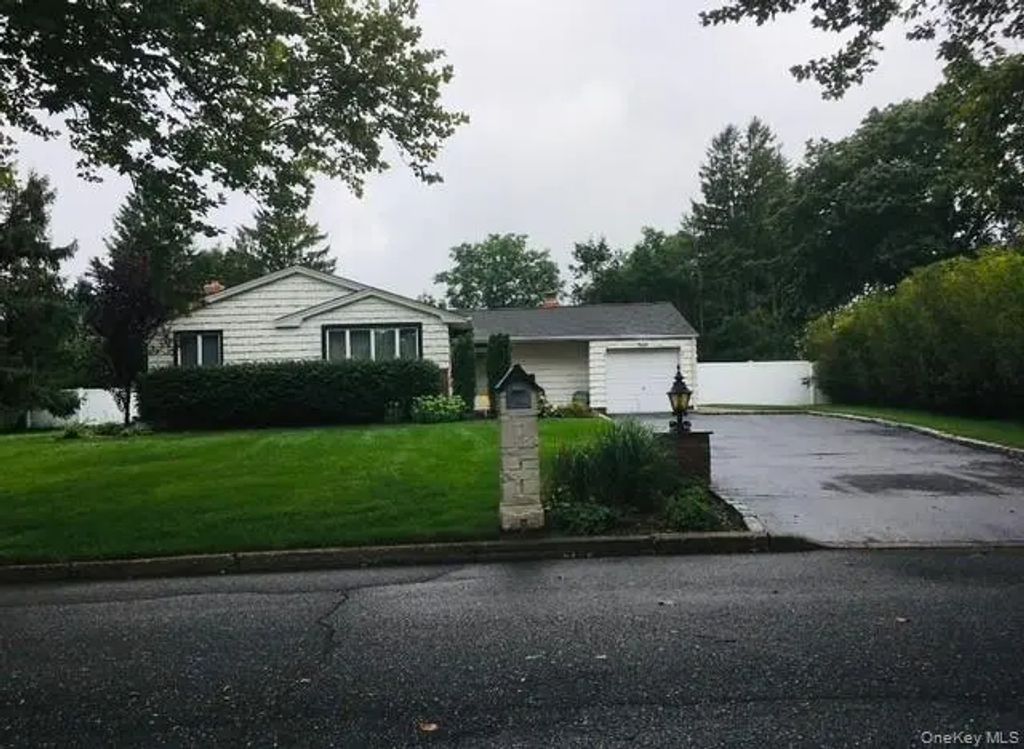 11 Darien Place, East Northport