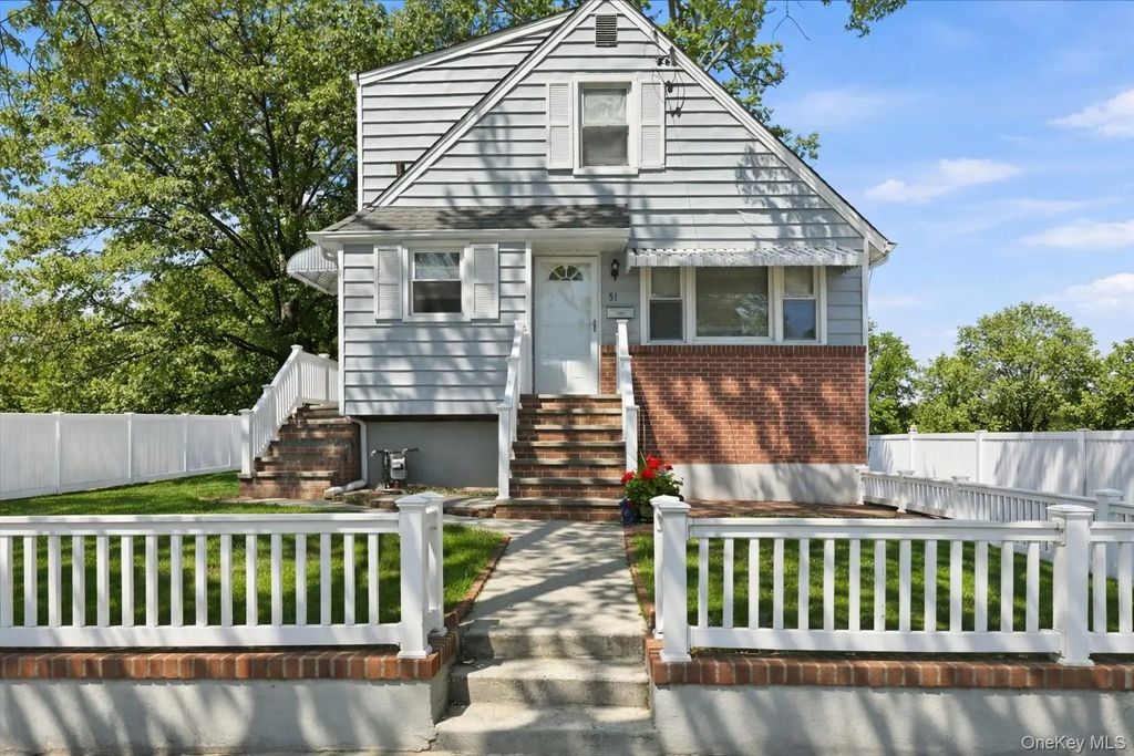 51 Hickory Road, Port Washington