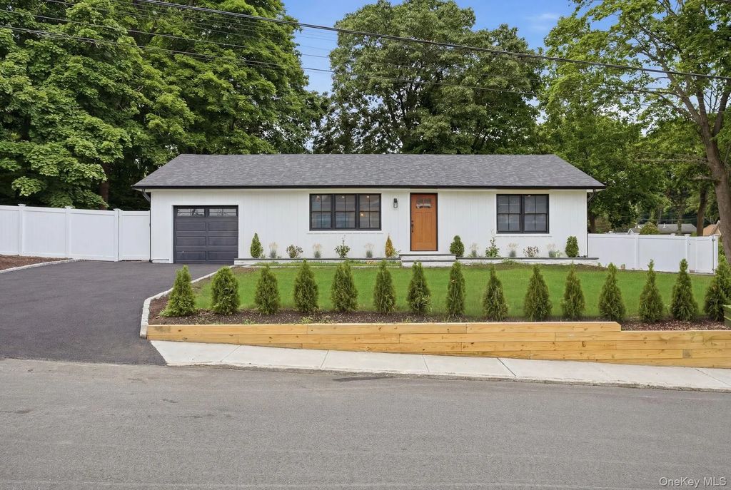 85 Kenneth Avenue, Huntington