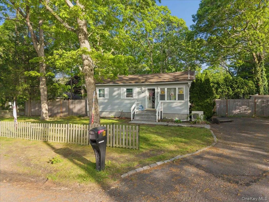 84 Queen Road, Mastic Beach