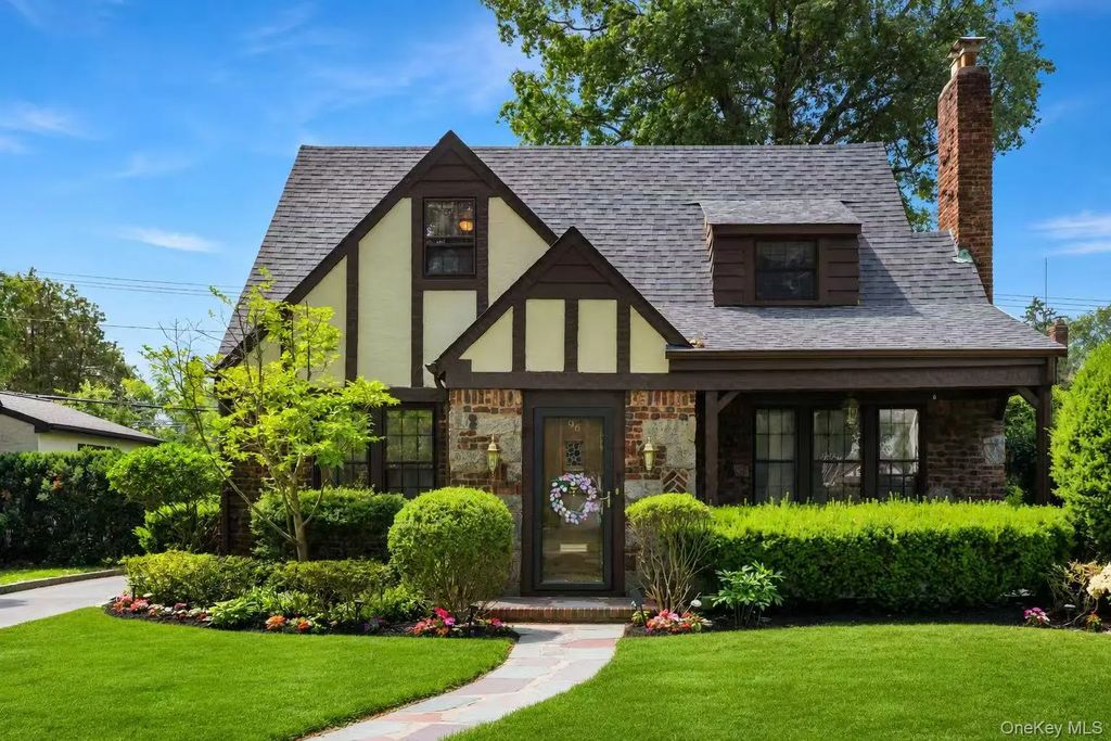 96 Meadow Street, Garden City